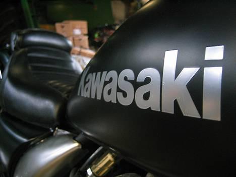 Kawasaki EL 250 - Så kom skjoldene endelig fra maleren.. - Super arbejde! :D billede 1