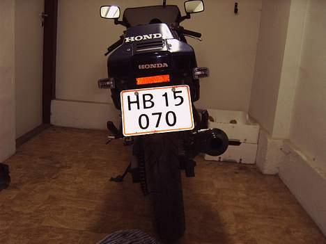 Honda vfr400 solgt - måsen.. der er ikke meget plads til billeder når hun står i ly for lortevejret billede 3