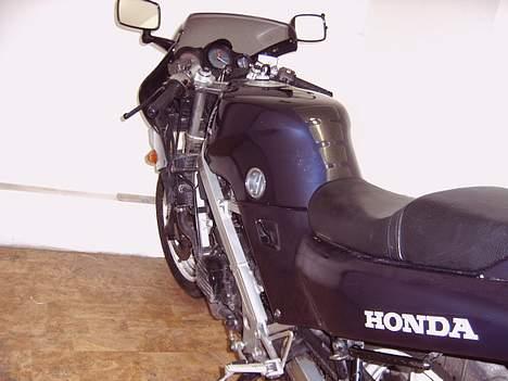Honda vfr400 solgt - så er hun ved at få afmonteret kåbe osv så hun kan blive forårsklar billede 4