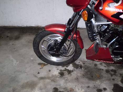 Honda VF400F  totalskadet billede 2