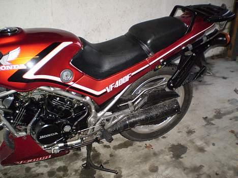 Honda VF400F  totalskadet billede 3