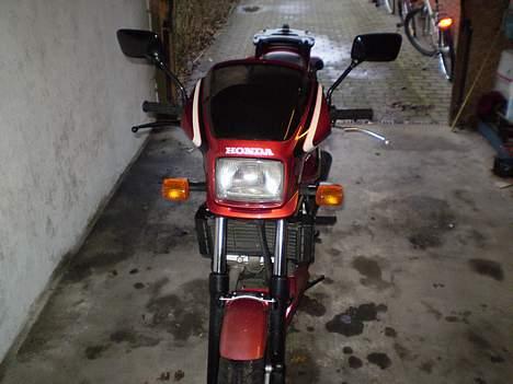 Honda VF400F  totalskadet billede 4