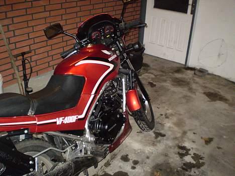 Honda VF400F  totalskadet billede 5