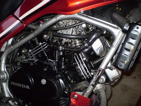 Honda VF400F  totalskadet billede 7