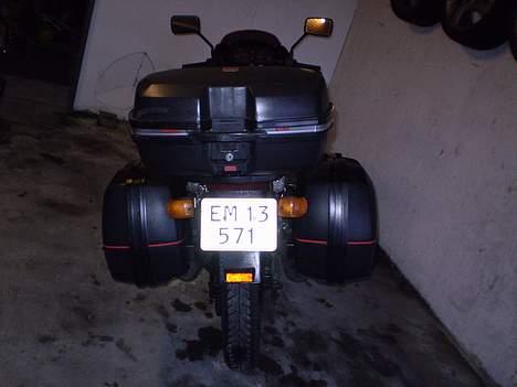 Honda VF400F  totalskadet billede 8