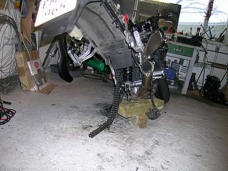 Suzuki Rf 900 R - klargøring til sæson 2007. Alt skilt ad og renset/smurt. Fedt.. billede 20