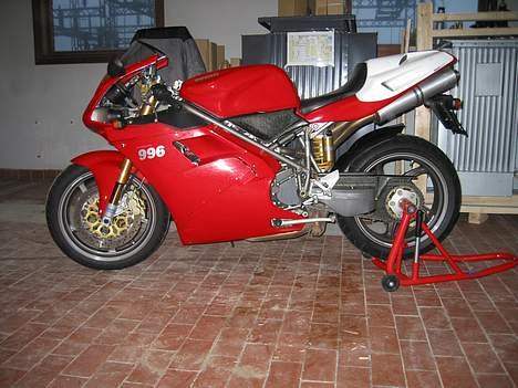 Ducati 996SPS - Masser af power, både i form af 60.000 Volt i baggrunden og SPS´eren.. billede 1