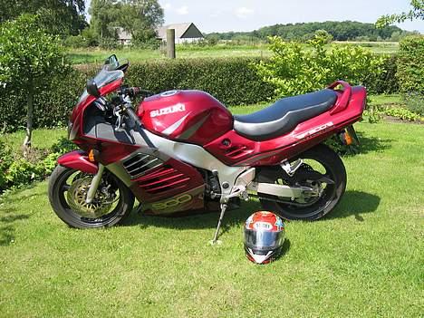Suzuki RF 900 R       SOLGT - Venstre side....+ hjelm billede 2
