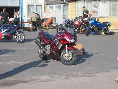 Suzuki RF 900 R       SOLGT - Børnekørsel i Bogense 2005 billede 8