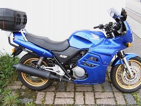 Honda CB 500 *SOLGT* - se de fine "guldfælge" :-) og topboksen ej at forglemme billede 2