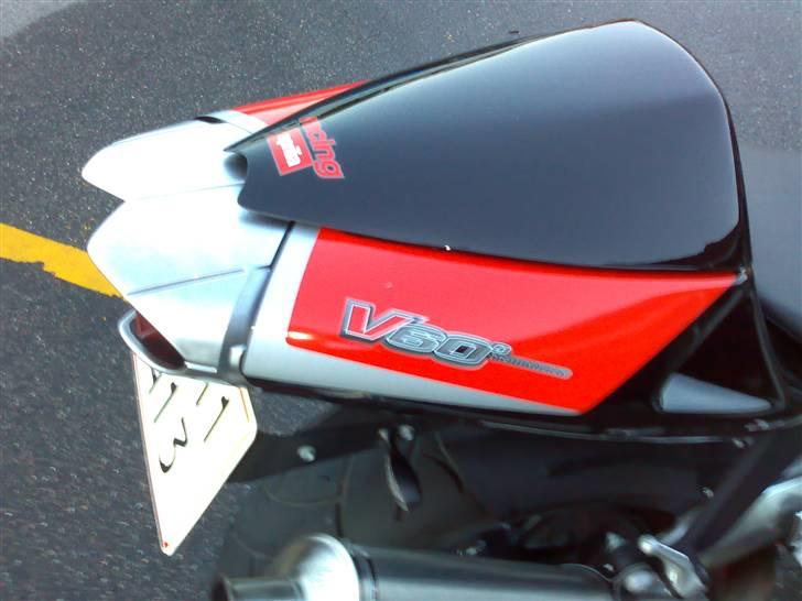 Aprilia RSV1000 Mille (Solgt) - Der kommer et Arrow titanium system på istedet for denne kæmpe... billede 4