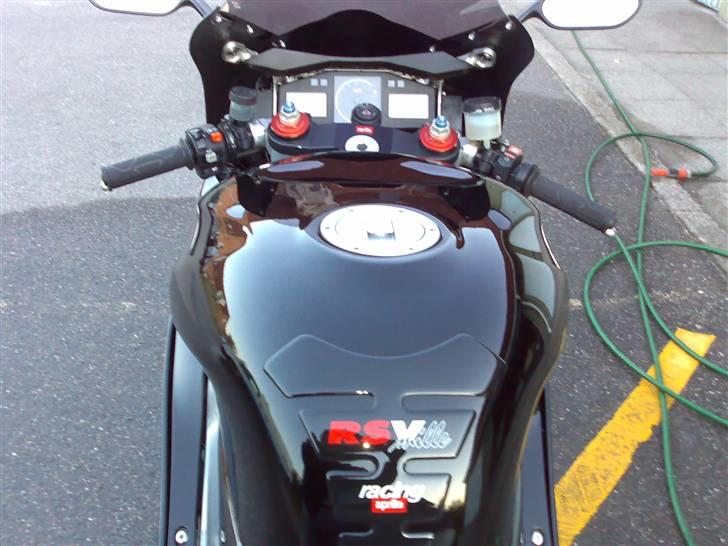 Aprilia RSV1000 Mille (Solgt) - Ja der står Yamaha på tankpaden men den bliver skiftet med en org i sort... billede 7