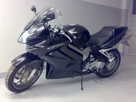 Honda VFR 800 A - Godt ser den da ud... billede 3