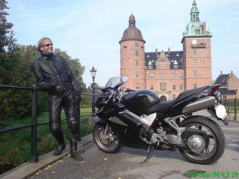 Honda VFR 800 A - Vallø slot sommer 2006 billede 5