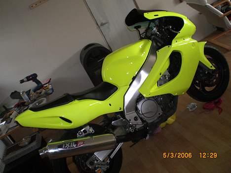 Yamaha YZF 1000 Thunderace - og i skal bare sige det lige ud at den ser ud af røv til for det skal den gør GGG billede 4