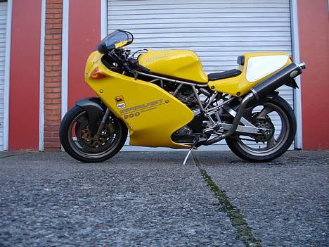 Ducati superlight 900 "Solgt" - jeg stod og tænkte om den skulle være helt uden klistermærker,, men syns de to agip mærker gir den et lille pift billede 10