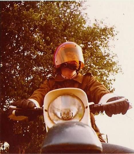 Honda XL 250R *Solgt* - Min far for ca. 33 år siden på en MZ. Med politihandsker, militærjakke, jeans, tennissko og en moderigtig hjelm :D billede 14