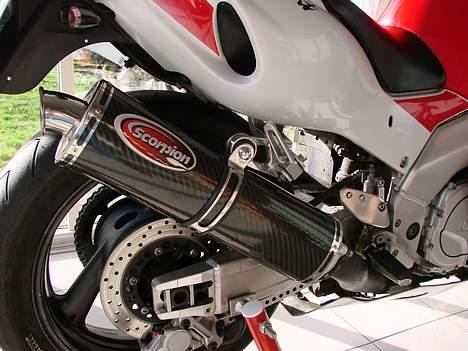 Yamaha thunderace "solgt" - potten som jeg fik med pga bullen i den der sad på, men en carbon potte pynter nu også lidt billede 3