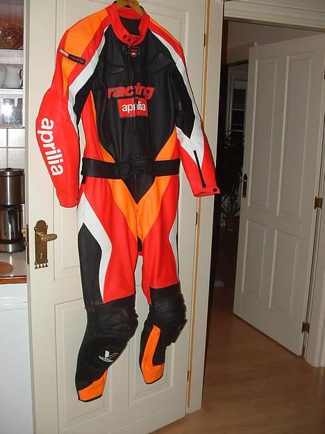 Aprilia RSV 1000 Factory - Orginal Aprilia køredragt til sæson 2007 - mig bekendt eneste i Danmark - fremskaffet med hjælp fra Poul M.(Aprilia Haga) som jeg skylder en stor tak.  billede 11