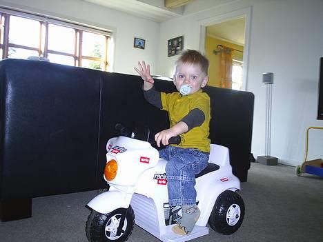 Suzuki gsx 550 "SOLGT" - Her er min søn Kris , og han er godt igang med at lære det ;-)  billede 2