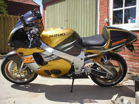 Suzuki GSXR 750 SRAD *SOLGT* - Joh..den er da meget sød at se på! billede 1