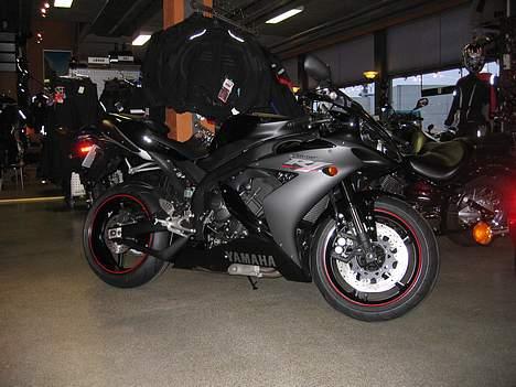 Yamaha YZF R1 SÆLGES!!! - Her er hun stadigvæk jomfru; ingen har rørt hende endnu:o) billede 1