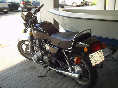 Suzuki Gs 850 G ( solgt d.3/11 ) - Igen. med den gamle båd i baggrunden. billede 7