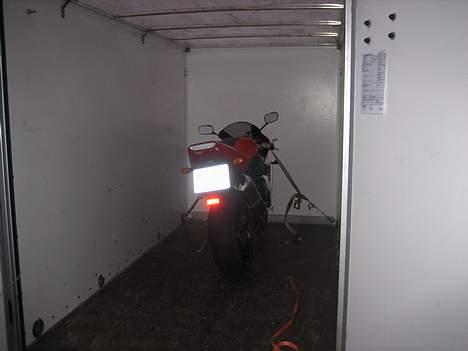 Yamaha YZF R1 - Så stod den i min trailer skønt!!! billede 2