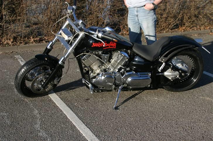 Yamaha XVS 1100 Drag Star - Bemærk sædehøjden, den gårmig til knæene - seeejt billede 6