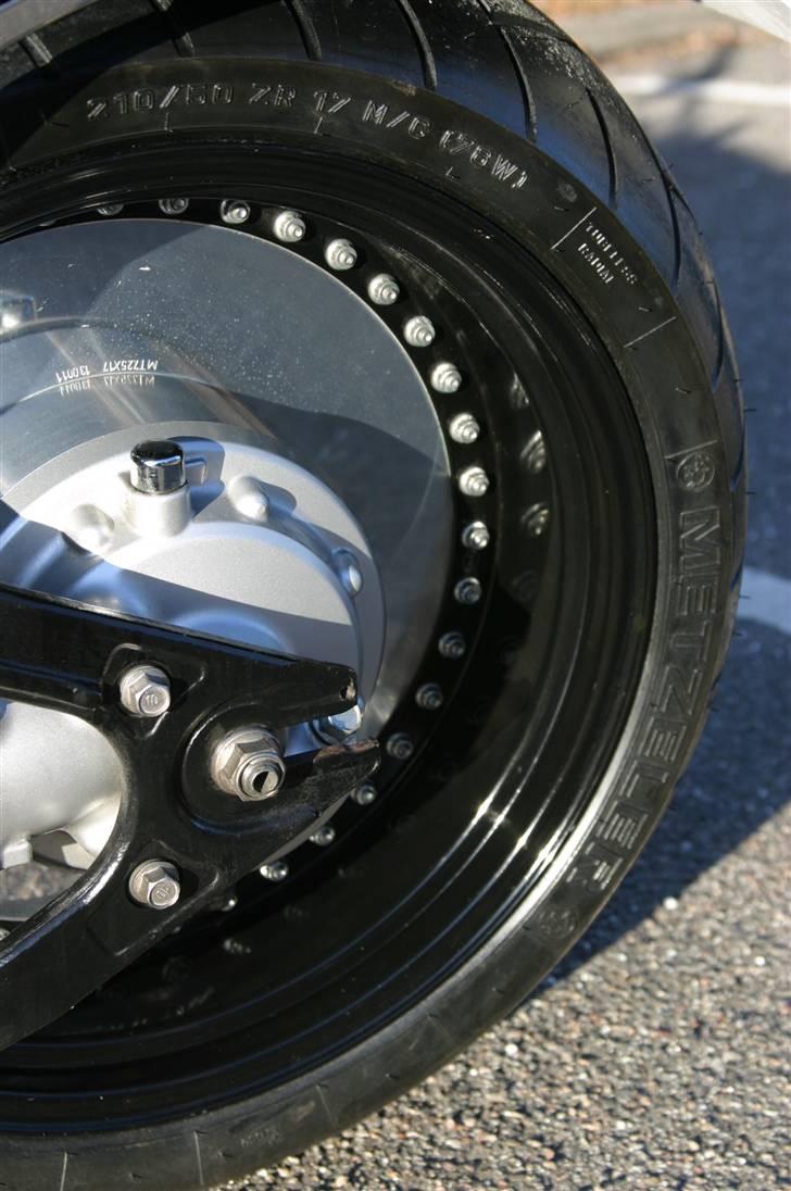 Yamaha XVS 1100 Drag Star - fra visse vinkler ser pladefælgen gennemsigtig ud billede 7