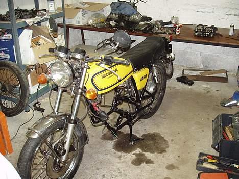 Honda CB 400F - Så er den samlet, bortset fra moteren. billede 3
