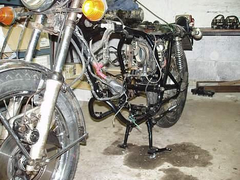 Honda CB 400F - Så er der lige monteret nye dæk og slanger! billede 6