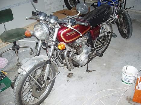 Honda CB 400F - Donor cykel fra england. motoren skal bygges over på den anden cykel, dog med anden cylinder og top. billede 11