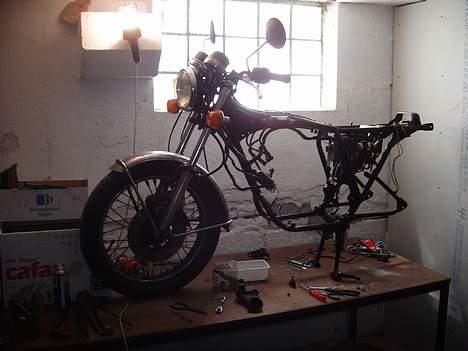 Honda CB 400F - Her er ledningsnettet lige blevet monteret. billede 13