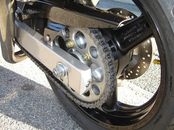 Suzuki GSF 600 (SOLGT) - beslagene har jeg selv lavet i rustfri, de gør det nemt at tage fodhviler af og på, samtidig med at de holder potterne på plads(ens i begge sider). billede 6