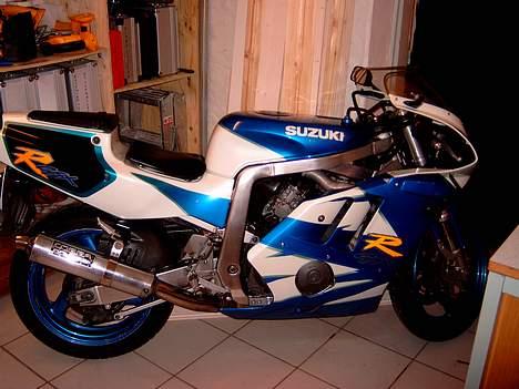 Suzuki gsxr 400 (totalskadet) - sådan så den ud da jeg fik den, er selvfølgelig lige blevet vasket.. billede 7