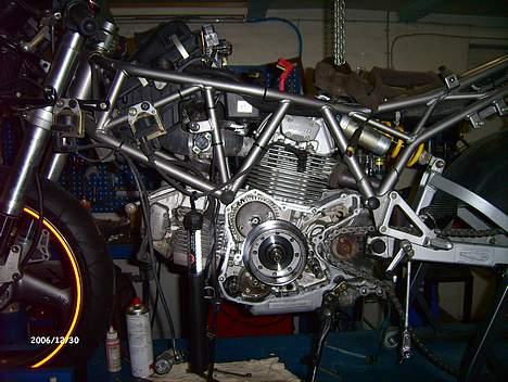 Ducati 750 S     SOLGT - udskiftning af pakning ved starter billede 8