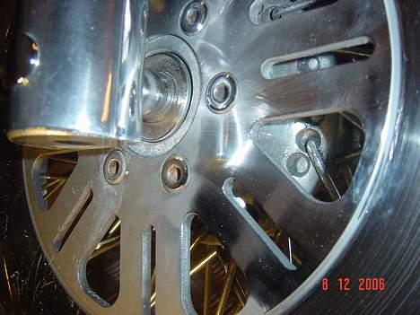 Suzuki Intruder vs 1400 - Snart skinner den flot. Er igang med at polerer alt op. billede 2