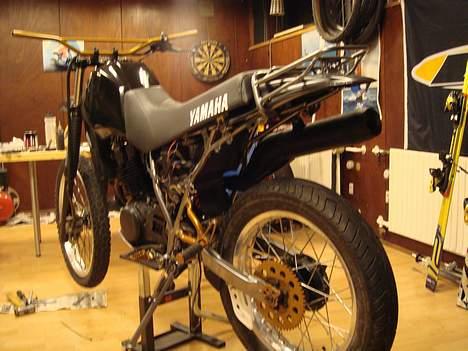 Yamaha xt 350 SOLGT - da jeg samlede den i vinters billede 10