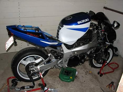 Suzuki GSXR 750 K1 - i fuld gang med at demontere. billede 2