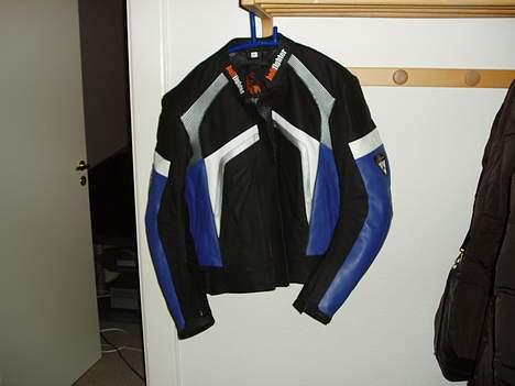 Honda hornet 600 SOLGT - Så fik jeg købt en læderjakke. Det er en Bullfighter. Virkelig god til 1500,- kr. billede 7