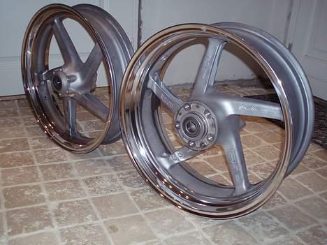 Aprilia RSV 1000 ***SOLGT*** - 27/2 - 07 fælgene lige hentet hjem efter de er blevet glasblæst og poleret... Så skal de blot sendes til maler. Bliver alt for fede når de er færdige ;-) billede 16