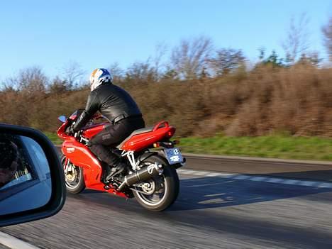Ducati Supersport 1000DS - Et forsøg på at fange et "flyby" billede fra en skoda diesel. billede 2