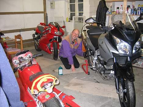 Ducati Supersport 1000DS - Her er PNy i gang med sidste hånd på vinterpoleringen. Andreas har monteret tre udstødningsrør! billede 8