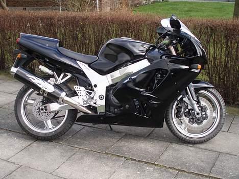 Kawasaki ZX9R  ( SOLGT ) - Ja her er så min kawa zx9r..  billede 1