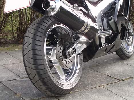 Kawasaki ZX9R  ( SOLGT ) billede 3