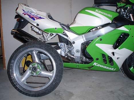 Kawasaki ZX9R  ( SOLGT ) - Her er jeg begyndt at slibe bagfælgen billede 7