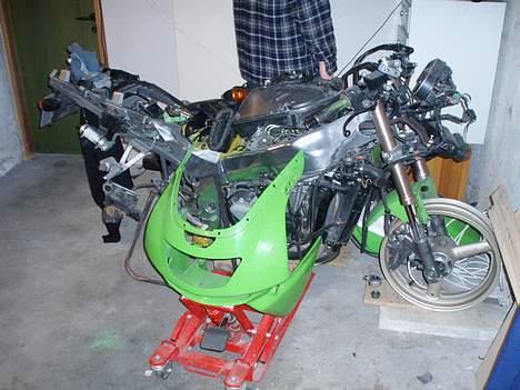 Kawasaki ZX9R  ( SOLGT ) - Herfra kan det kun gå fremad billede 8