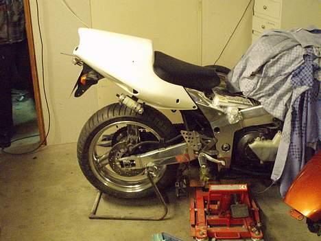 Kawasaki ZX9R  ( SOLGT ) - Her prøves den nye bagende.. Jeg måtte lave et par beslag til at holde den, da den ikke passer til i originale beslag, med undtagelse af de foreste billede 9