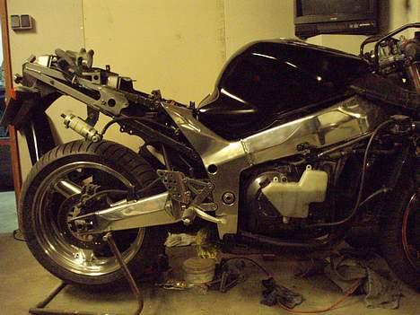 Kawasaki ZX9R  ( SOLGT ) - Stumperne er netop kommet fra maleren, og tank er sat på... billede 10